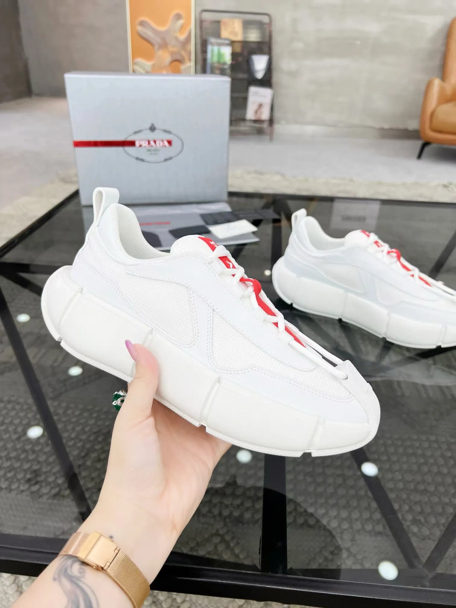 Factory price: 480💰Prada new men's leather sports shoes, the highest version on the market, any comparison is welcome🆚! The original leather has excellent texture and is super high-end! Fetal sheep net lining imported from Italy, removable pad! Luxurious materials and fine workmanship, highly recommended! Code number: 38-44, customized 45